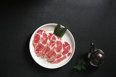 白瓷圆盘原味猪梅肉烤肉食材特写