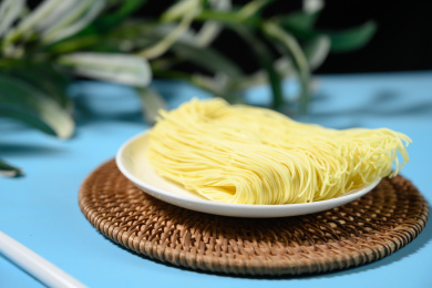 桌面上的盘子里干爽的面饼