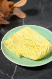 桌面上的盘子里干爽的面饼