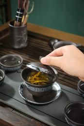 深底上的生普茶