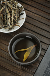 深底上的生普茶