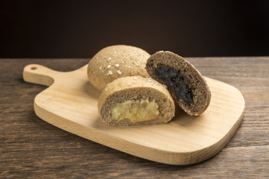 全麦欧包面包摆放在桌面上特写