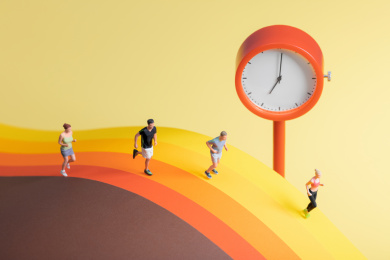 微缩创意五彩跑道上晨跑的人群与时钟