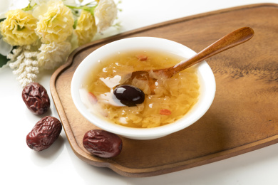 传统药膳银耳羹摆放在桌面上特写