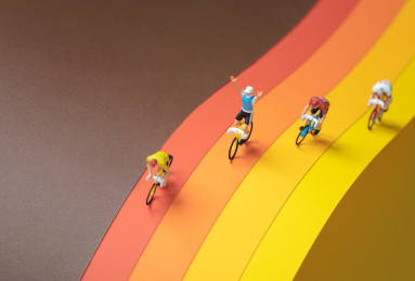 微缩创意五彩跑道与竞赛中的公路自行车