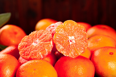 深底上的新鲜红桔