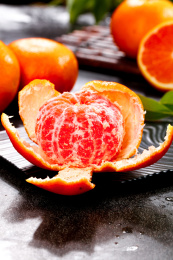 深底上的新鲜红桔