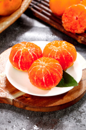 深底上的新鲜红桔