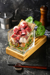 方型玻璃容器荔枝和牛肉粒特色烤肉生鲜氛围