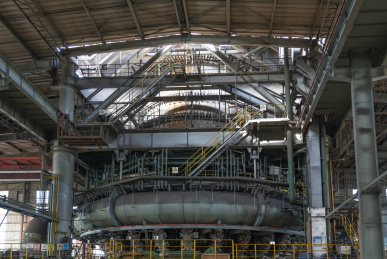 现代工业钢铁厂炼钢高炉内景