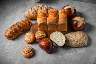 水泥纹路桌面上有几块烘焙面包