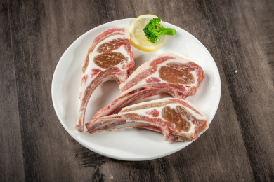 白盘子里有一份羊法排