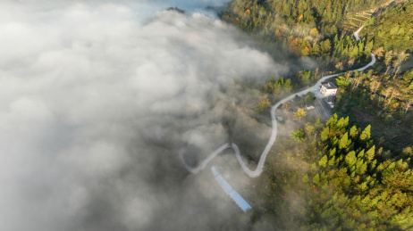 重庆酉阳：盘山路连农家，雾中美如画 