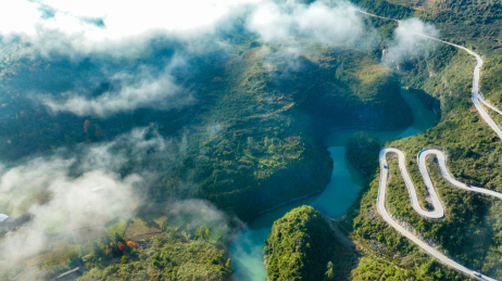 重庆酉阳：盘山路连农家，雾中美如画 