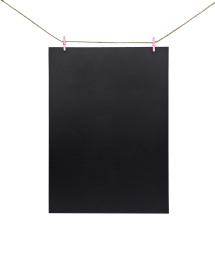 麻绳悬挂的黑色纸板