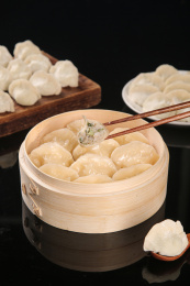 深底上的鲅鱼水饺