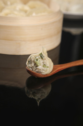 深底上的鲅鱼水饺