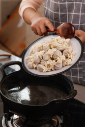黑玻璃上的小金鱼馄饨