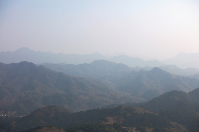 雾霾天气下的大山