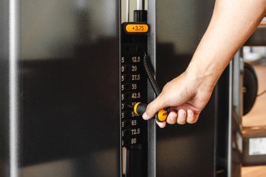 一只手在调整健身房器械的重量