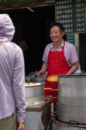 街道上卖早点的商贩