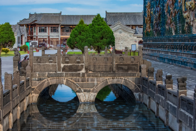 中国山西省大同市古城九龙壁浮雕石拱桥建筑