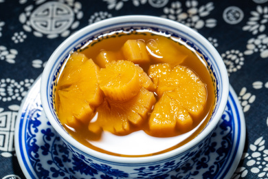 青花瓷碗里的木薯羹