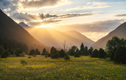 中国新疆伊犁夏塔景区日落时分的丁达尔光