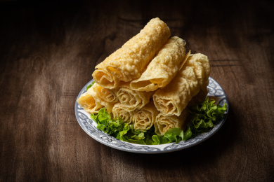 棕色木纹桌上有一份豆皮卷