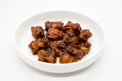 白色背景一盘糖醋排骨