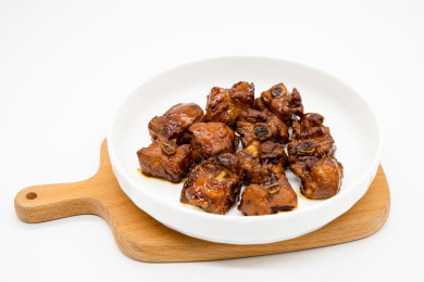 白色背景一盘糖醋排骨