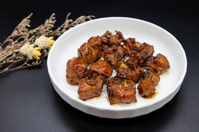 黑色背景一盘糖醋排骨