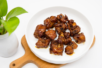 白色背景一盘糖醋排骨