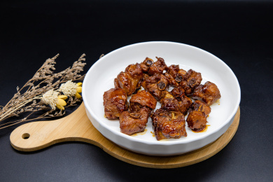 黑色背景一盘糖醋排骨