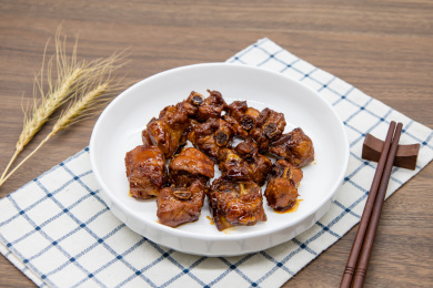 木桌背景一盘糖醋排骨