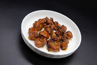 黑色背景一盘糖醋排骨