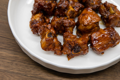 木桌背景一盘糖醋排骨