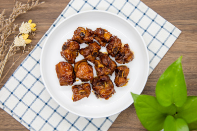 木桌背景一盘糖醋排骨