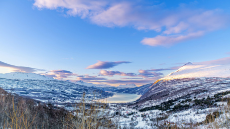 北挪威峡湾雪山下的村庄