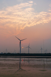江苏苏州阳澄湖镇夕阳下的风车阵