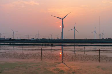 江苏苏州阳澄湖镇夕阳下的风车阵