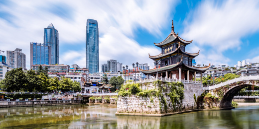 中国贵州贵阳甲秀楼和城市天际线风光