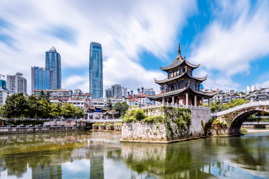 中国贵州贵阳甲秀楼和城市天际线风光