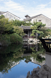 苏州园林，艺圃，湖面建筑上的倒影