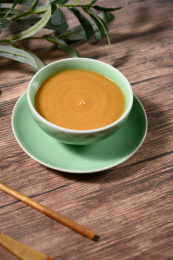 桌面上的碗里的美味可口的红薯泥