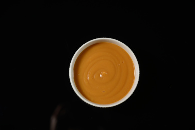 桌面上的碗里的美味可口的红薯泥