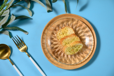 桌面上的盘子里的美味可口的蒜蓉法棍片