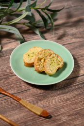 桌面上的盘子里的美味可口的蒜蓉法棍片