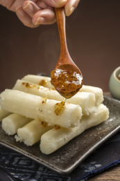 一盘药膳桂花山药摆放在桌面上特写