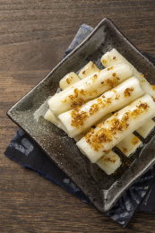 一盘药膳桂花山药摆放在桌面上特写